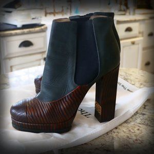 CHANEL Interlocking CC Logo Leather Chelsea Platform Boots